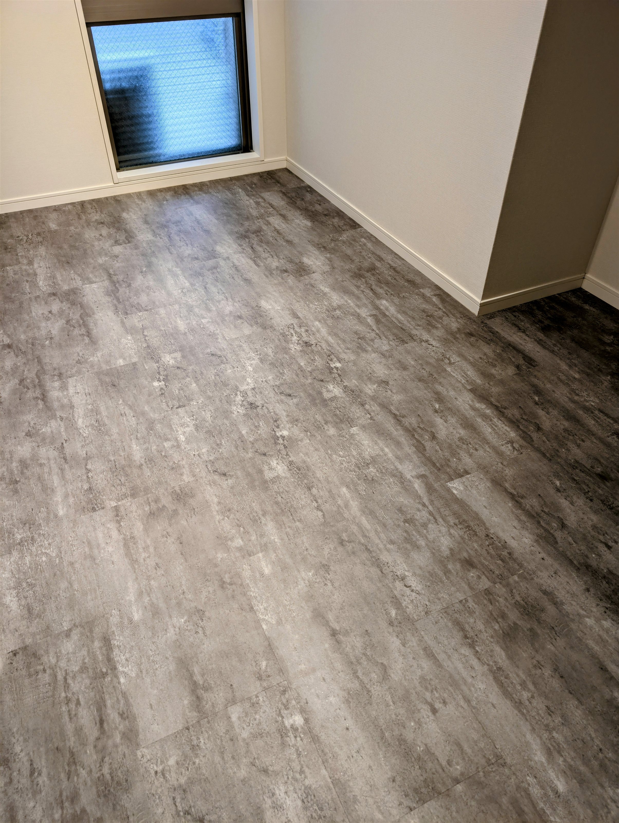 2025年1月27日_2_【店舗・住宅用】クッションフロア ストーン調 ダークグレー  男前インテリア ブルックリンスタイル 抗菌・防カビ